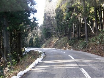 564-１ 冬支度-道に残る雪.JPG