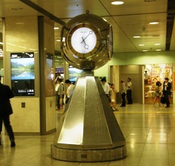 631-6 名駅新幹線改札前の時計.JPG
