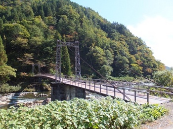 632-4 秋04－吊り橋と山０２.JPG